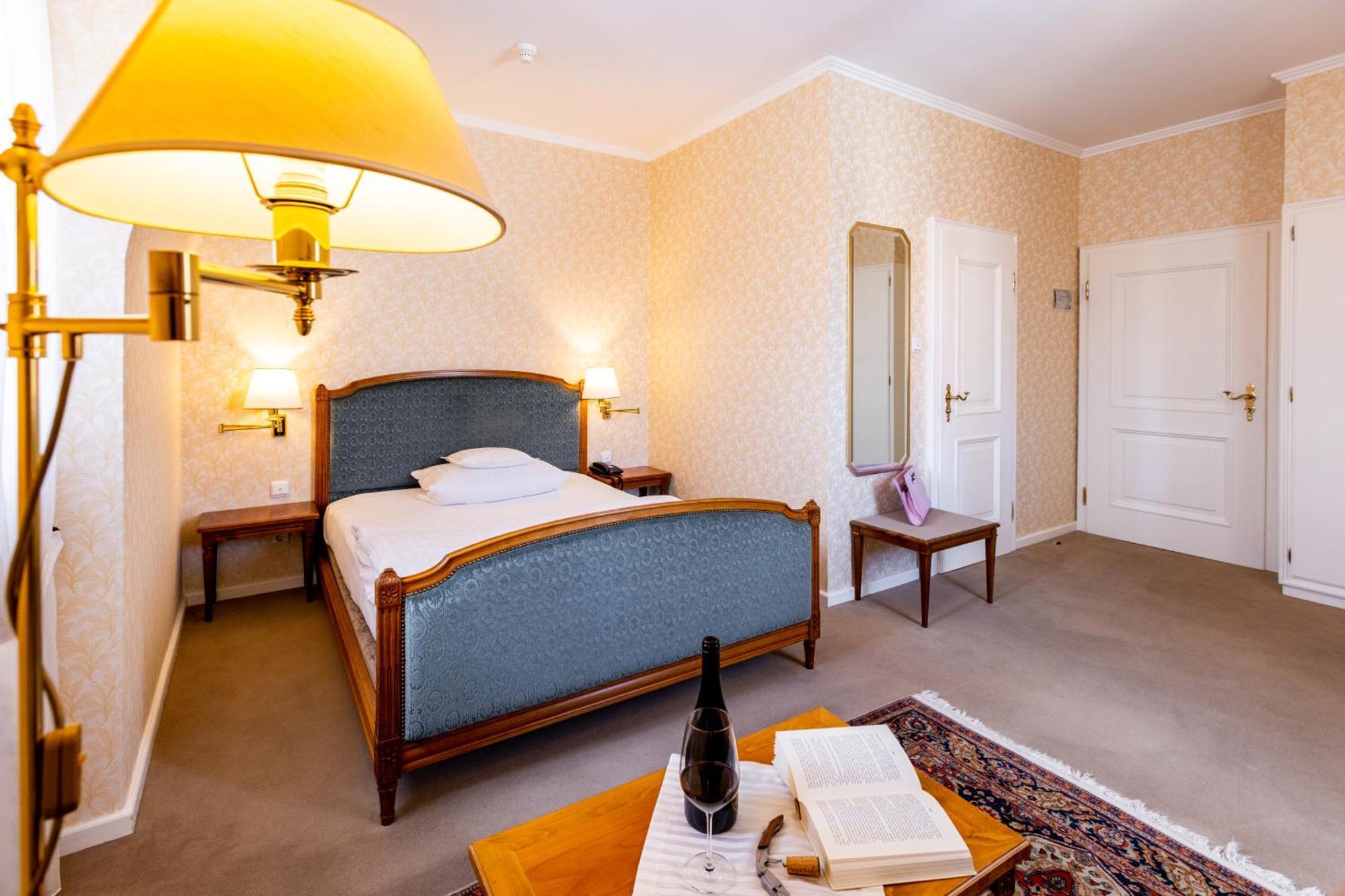 Romantik Hotel Zehntkeller Ипхофен Экстерьер фото